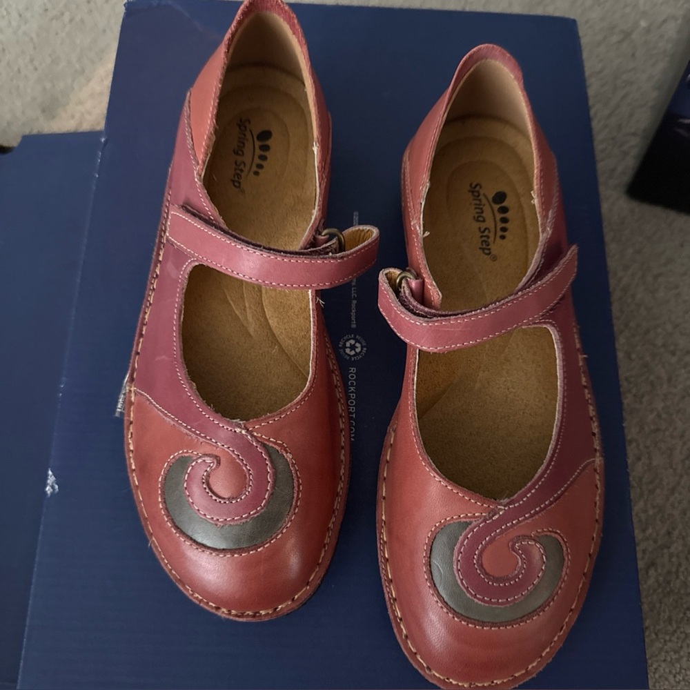 Spring step women’s cosmic red leather adjustable strap
Size 36 5.5/6